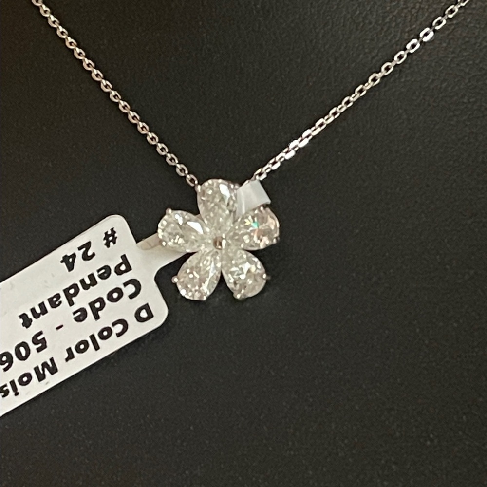 NWT Elegant 925 Silver Flower Pendant D Color Moissanite Diamond